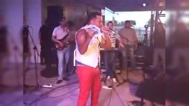 Un cantante casi se electrocuta en pleno concierto