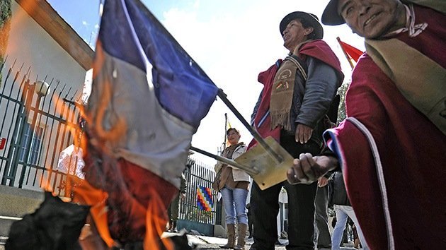 Bolivia: Queman banderas de Francia y de la Unión Europea frente a la embajada gala