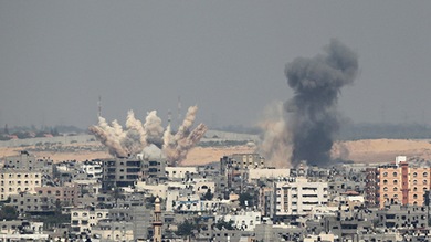 Aviones israelíes destruyen otro edificio residencial en Gaza