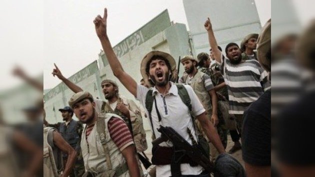 Los rebeldes libios luchan por la ciudad petrolera de Brega