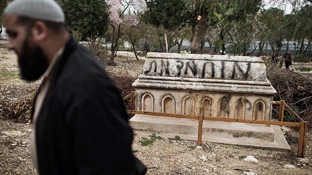 Profanan tumbas musulmanas en un cementerio de Jerusalén