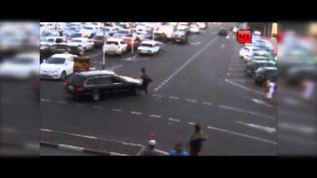 Un mal aparcamiento: un ruso se lleva seis coches por delante al estacionar