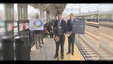 Un tren casi arrolla a un despistado senador de EE.UU.