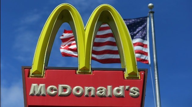 Cómo el Gobierno de EE.UU. ayuda a McDonald's a vender comida chatarra