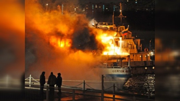 Un ferry-hotel arde en un puerto fluvial de Moscú