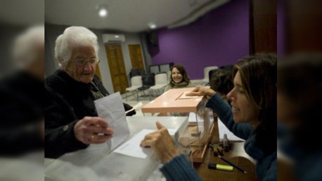 España vota pensando en la crisis y en el cambio 