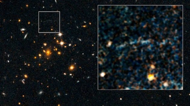 Descubren un misterioso arco de luz detrás de un distante cúmulo de galaxias