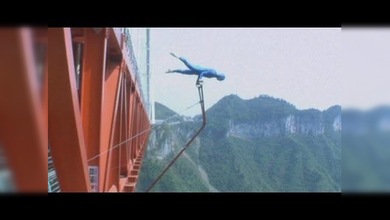 Un acróbata noruego juega con la muerte en China