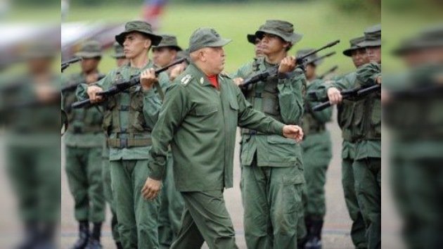Chávez anuncia que Venezuela pronto recibirá más armas y equipo militar ruso