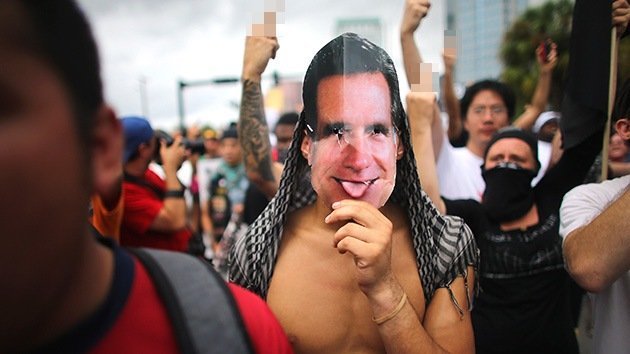 Fotos: La tormenta tropical 'Isaac' no apaga el calor de los manifestantes antirrepublicanos