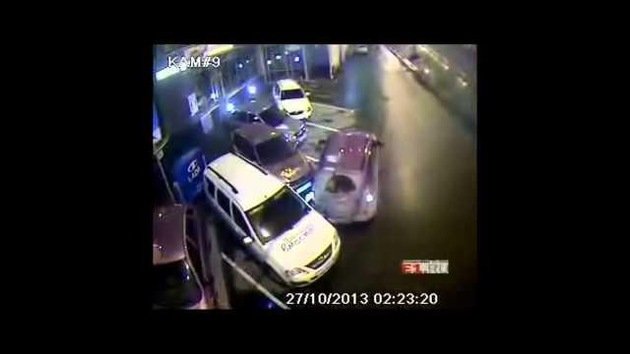 Como en la bolera: una mujer choca con cuatro coches aparcados
