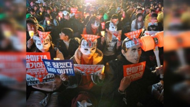 Miles de surcoreanos arremeten contra el TLC firmado con EE. UU.