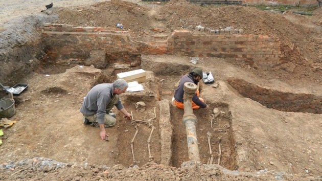 Fotos: Cementerio romano, encontrado bajo un aparcamiento en el Reino Unido
