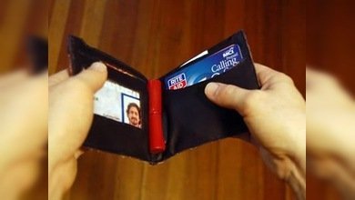 Una cartera de alta tecnología cuida su saldo bancario