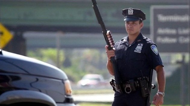 Policías de EE.UU., multados por matar a un hombre que tenía una manguera y no un arma