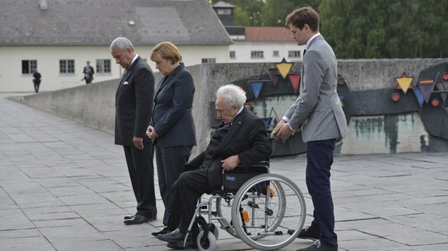 Critican a Merkel por su visita al campo de la muerte de Dachau en plena campaña