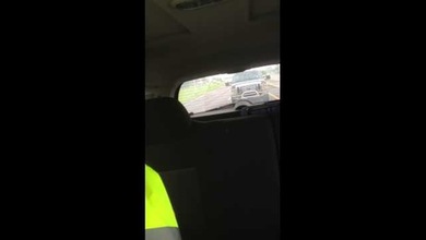 La venganza de la carretera: molesta a una conductora y luego choca