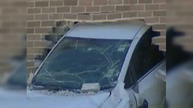 Un coche atraviesa la pared de una escuela en Australia