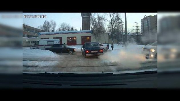 ¿Superhéroe? Un hombre ruso saca un auto de un pozo con sus propias manos
