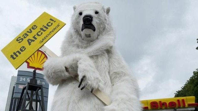 VIDEO: 'Osos polares' bloquean una oficina de Shell en Francia