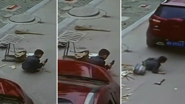 Un niño chino es atropellado por un coche y se levanta como si nada