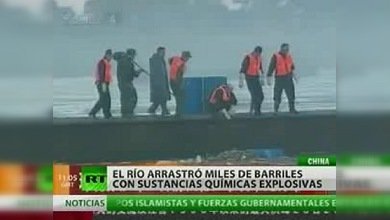 Un río chino arrastra miles de barriles con sustancias químicas explosivas