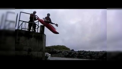 Salto fallido en un kayak