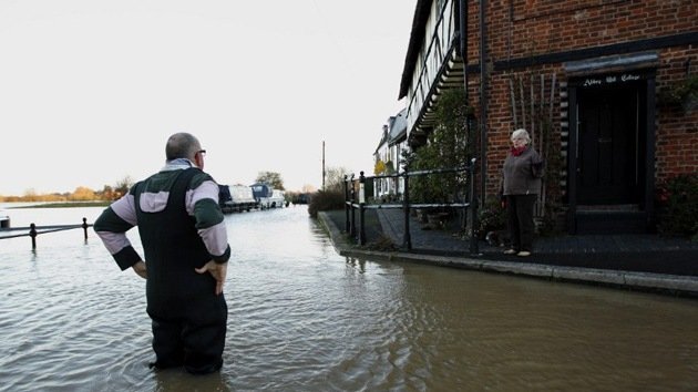 Las inundaciones causan al menos 4 muertes en el Reino Unido