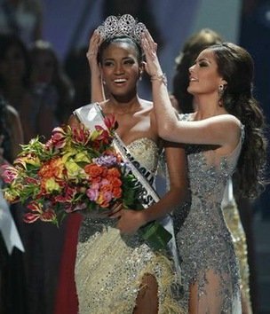 La angoleña Leila Lopes se alza con la corona de Miss Universo 2011