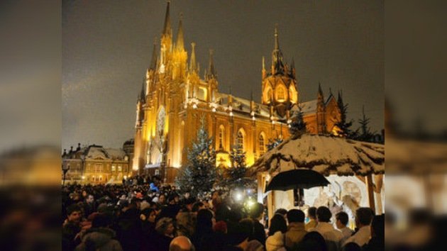 Católicos en Moscú acuden a la misa navideña