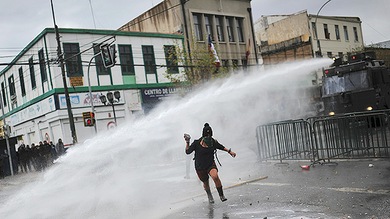 Video: Dispersan una marcha estudiantil en Chile con gas lacrimógeno