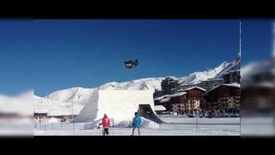 Primera voltereta en el aire hacia atrás con un coche