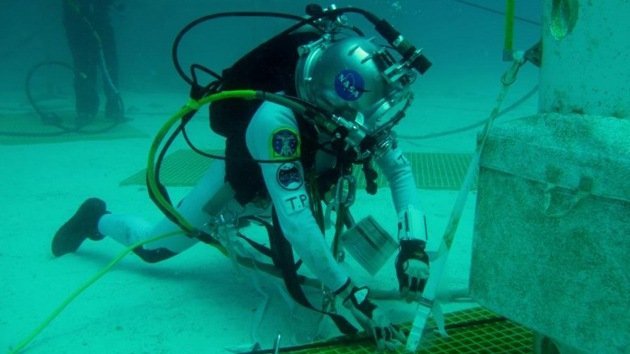 Un equipo de la NASA entrena bajo el agua su viaje a un asteroide