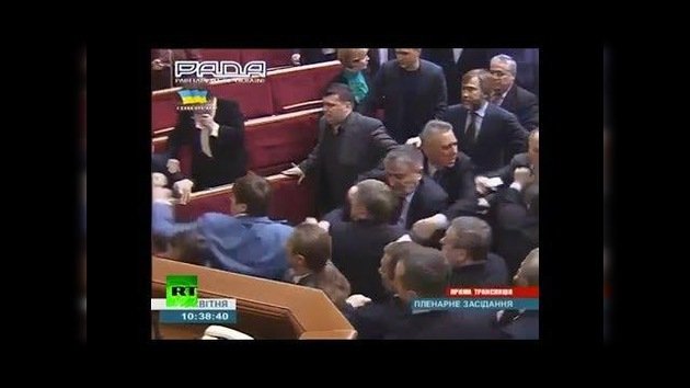 Comunistas y ultraderechistas pelean a puñetazos en el Parlamento ucraniano