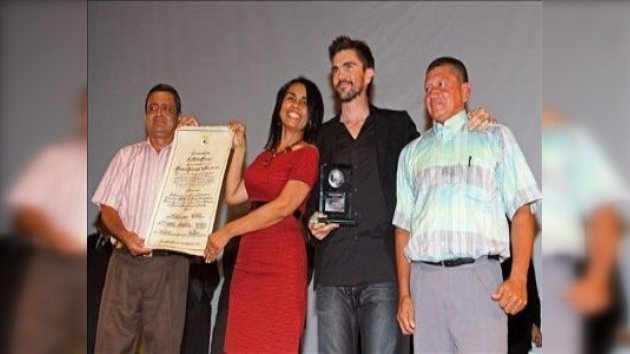 Juanes y un pueblo desplazado reciben el Premio Nacional de la Paz