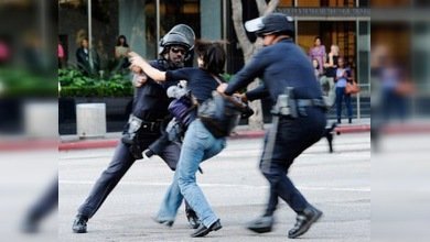 California saca la porra contra los estudiantes 