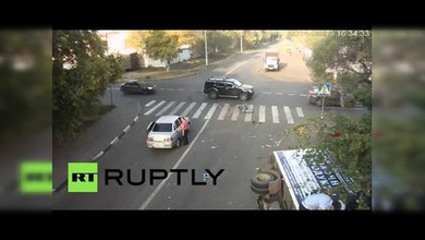 Impresionante accidente entre un ciclista, un camión y un auto termina sin víctimas mortales