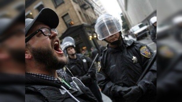 Occupy Oakland  se enfrenta a la Policía en el Día de Mudanza