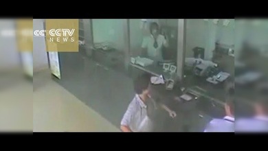 Un ladrón va a asaltar un banco y le dicen que espere su turno en la cola