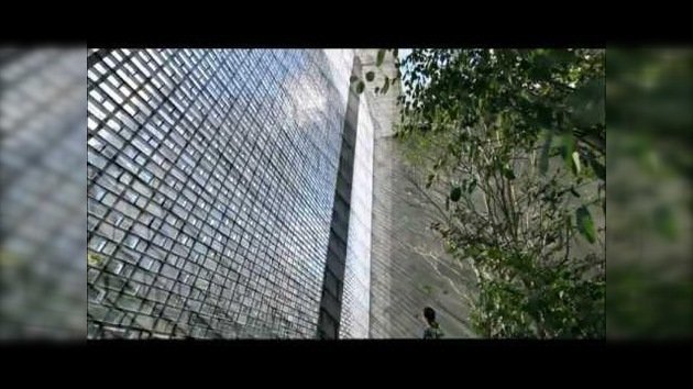Transparente edificio hecho de cristal