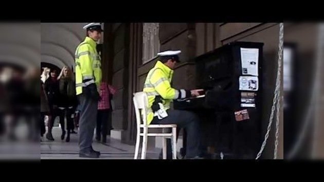 El policía que 'aporrea' el piano conmueve a Praga y a internet