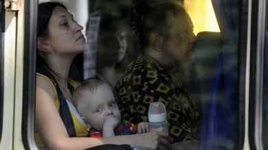 Miles de refugiados abandonan los focos de combate en el sureste de Ucrania