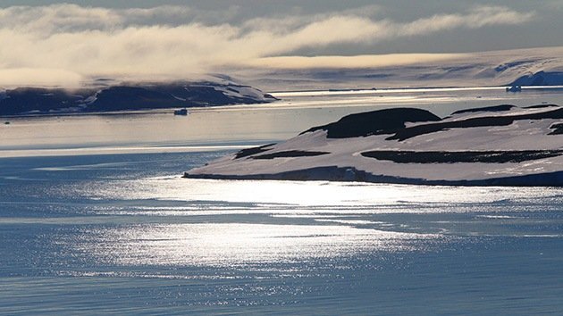 Rusia posa dos batiscafos bajo el Polo Norte en una misión territorial