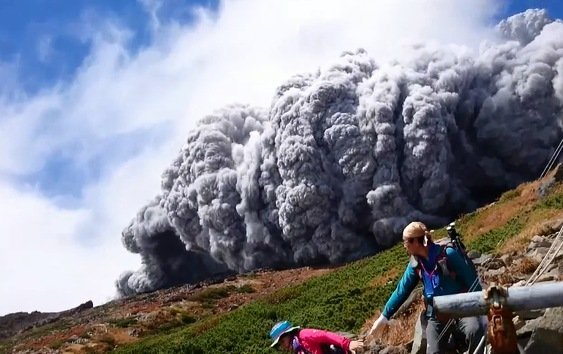 Graban la erupción del volcán Otake en Japón