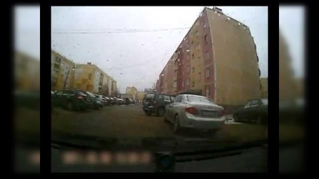 Un conductor ruso increíblemente malo vuelca el coche en un aparcamiento