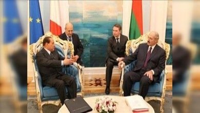 Berlusconi rompe el aislamiento de Bielorrusia