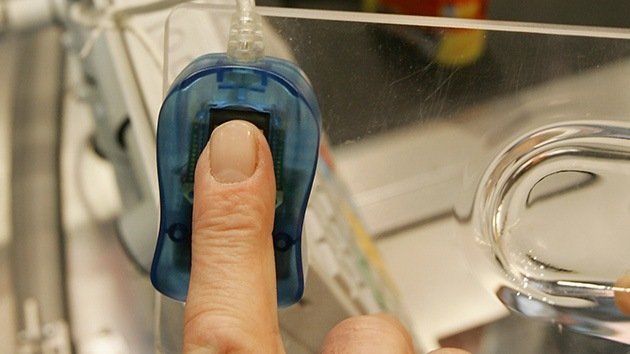 Empleados 'fantasma': médicos en Brasil usan dedos de silicona para fichar