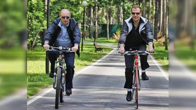 Deporte serio, Putin y Medvédev en la bicisenda