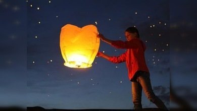 Miles de globos de luz iluminan la noche de Moscú