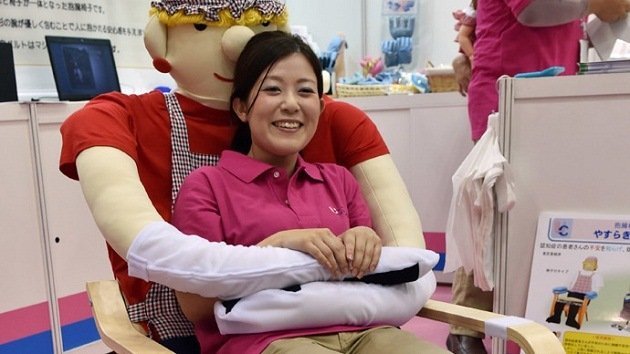 ¿Necesita un abrazo? Desarrolladores japoneses presentan una silla 'antisoledad'